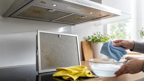 Hotte aspirante de cuisine préparée pour nettoyage avec chiffon et accessoires