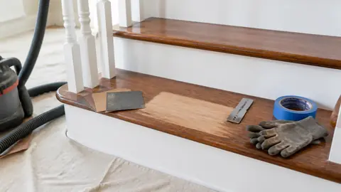 Test de ponçage et abrasifs sur un escalier en bois